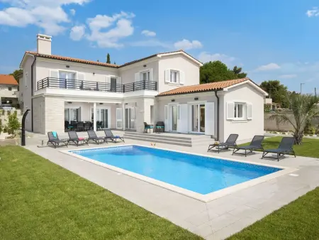 Villa Suprema Premantura : piscine chauffée et sauna