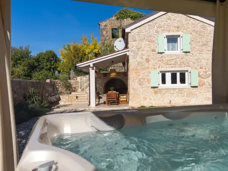 Maison Misto avec jacuzzi, Krk