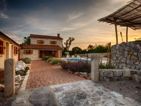 Villa Justina à Krk : 3 chambres, piscine et parking privé : photo 31