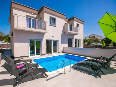 Maison Pink à Krk : 3 chambres, piscine privée : photo 2