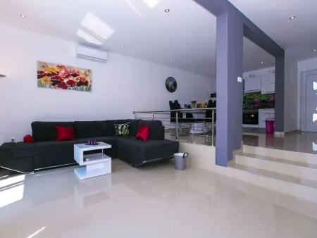 Maison Pink à Krk : 3 chambres, piscine privée : photo 5