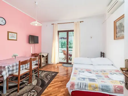 Maison avec balcon couvert à 850 m de la mer, Novalja : photo 5