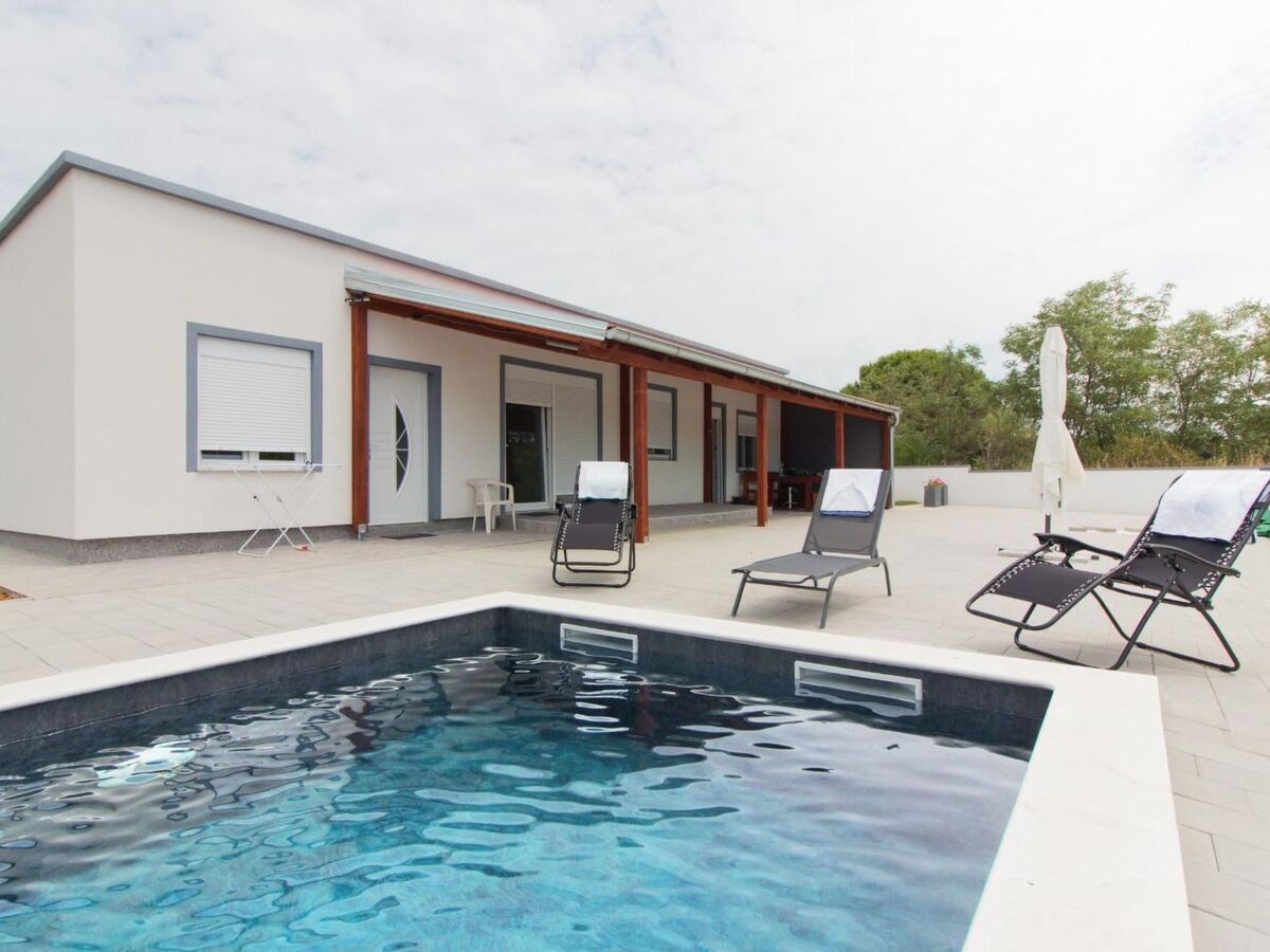 Maison Sandra avec piscine chauffée privée à Privlaka - Photo 1
