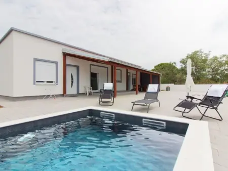 Maison Sandra avec piscine chauffée privée à Privlaka