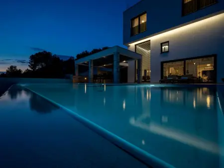 Location maison à Brodarica Žaborić, Ferienvilla Villa Grc mit Infinity Pool