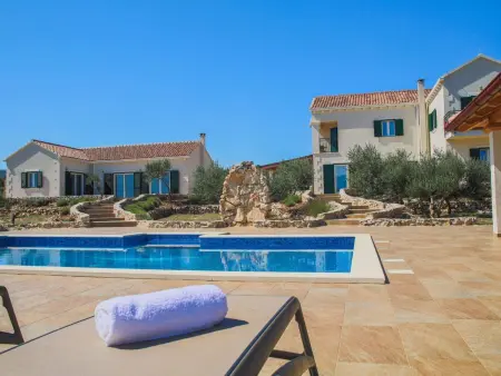 Deux maisons Dalmates avec piscine à Pučišća : photo 2