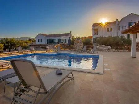 Deux maisons Dalmates avec piscine à Pučišća : photo 8