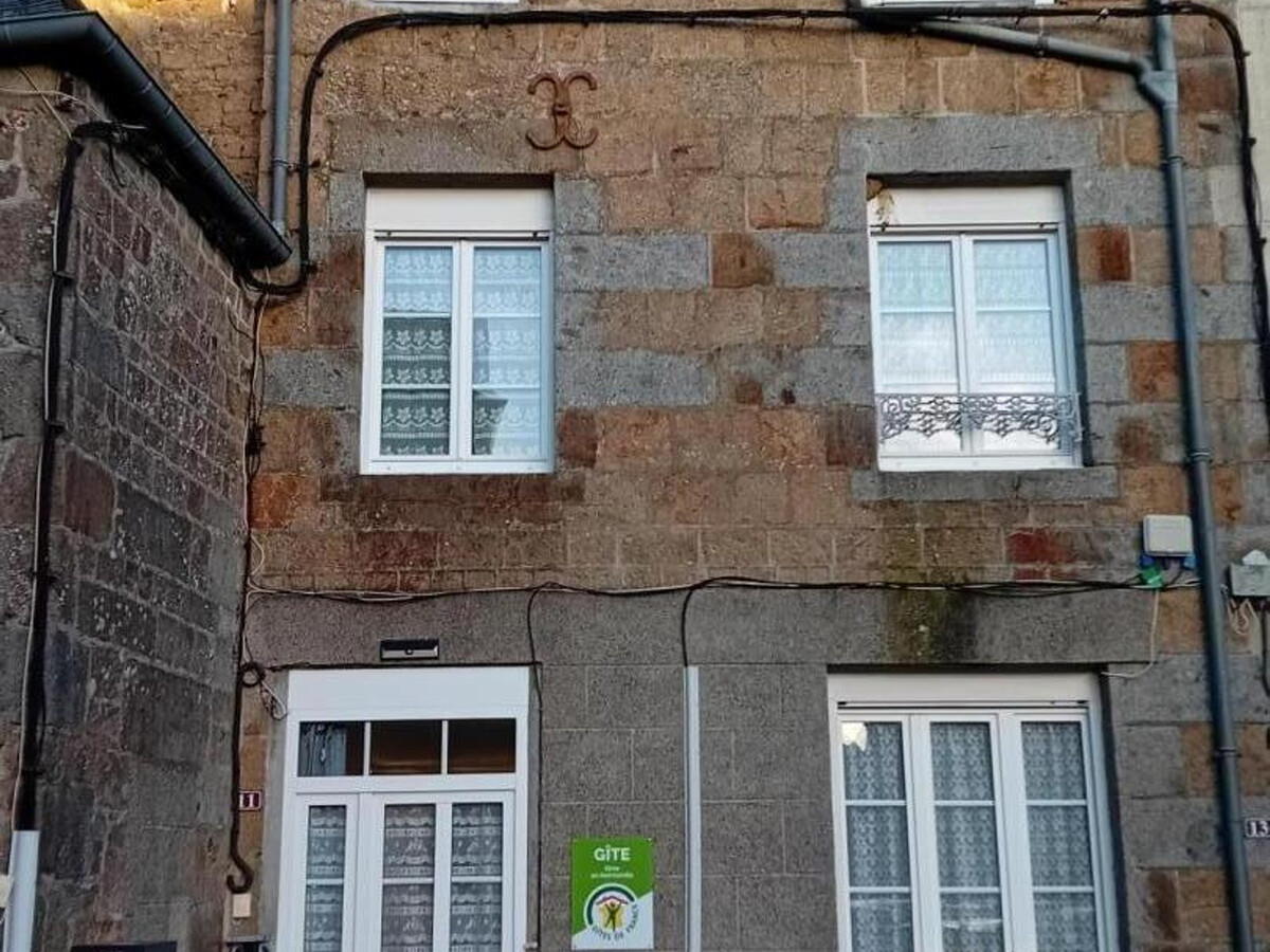Gîte 4 chambres au cœur de Carrouges avec terrasse - Photo 1