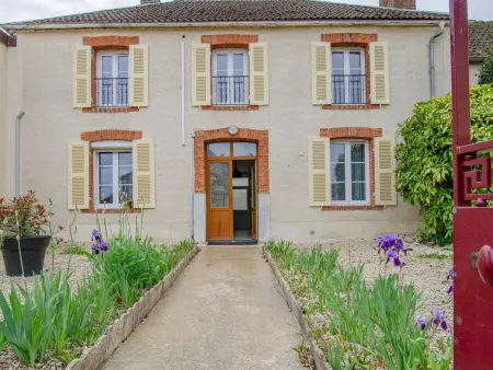 Location gite à Jully sur Sarce, Maison de village avec parking, animaux admis, proche Troyes et lacs