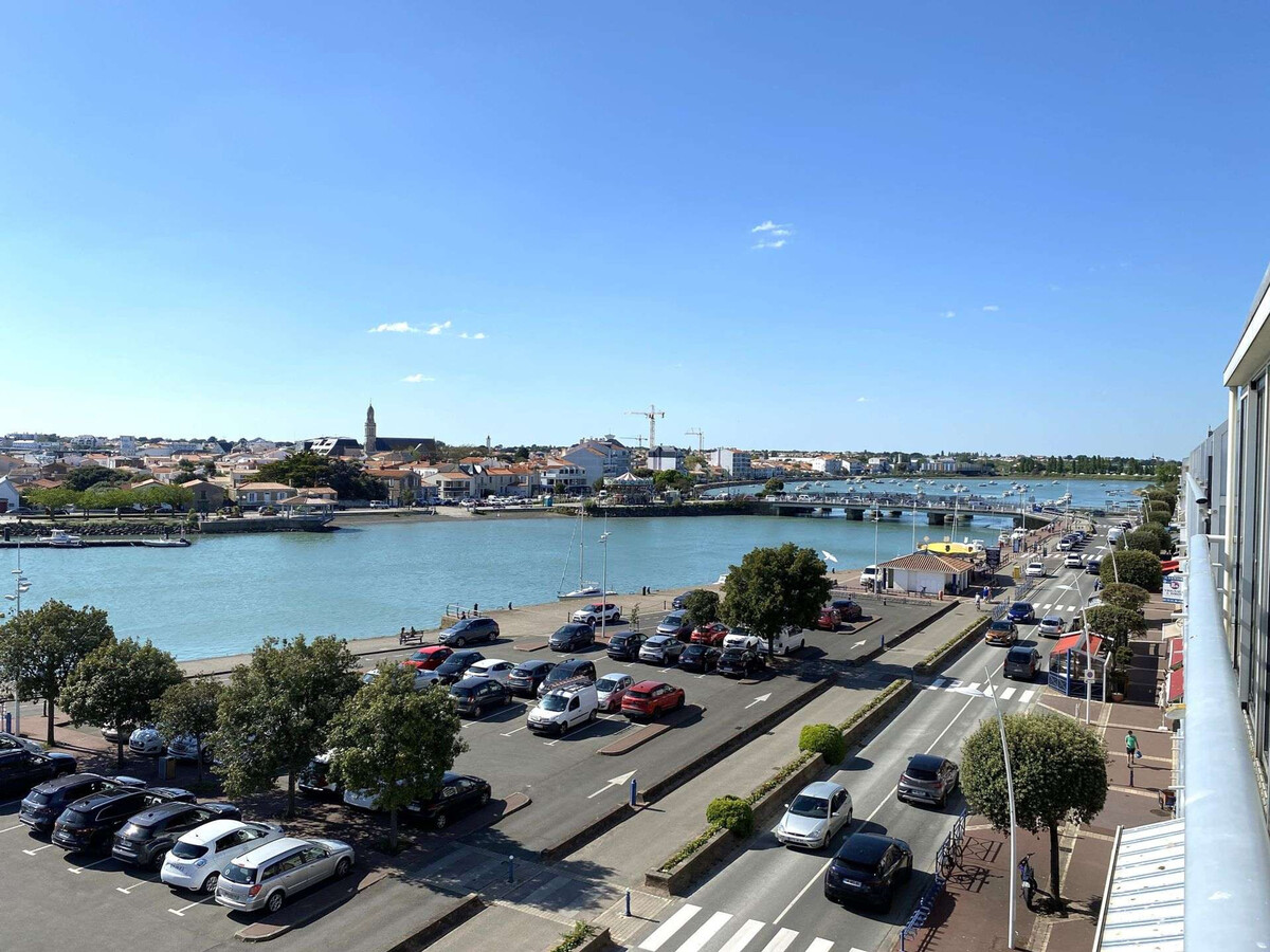 Studio face au port, dernier étage à Saint-Gilles - Photo 9