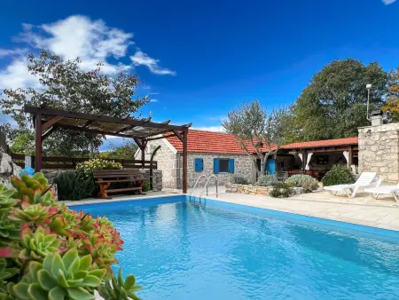 Maison Didini dvori avec piscine privée à Obrovac