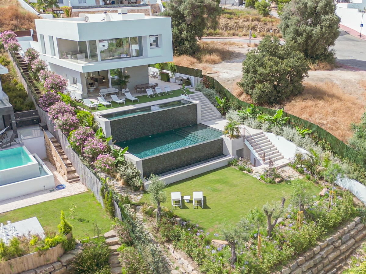 Villa Araucaria : 5 chambres, piscine débordement à Mijas - Photo 1