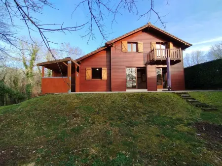 Location chalet à Lachapelle Auzac, Chalet cosy au vert pour 6 avec piscine et Wi-Fi, proche Souillac