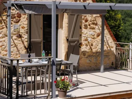 Gîte Résoulès I en pierre à Gourdon, piscine partagée : photo 8