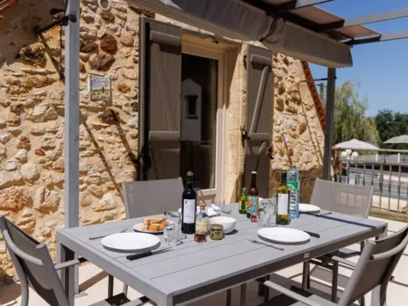 Gîte Résoulès I en pierre à Gourdon, piscine partagée : photo 9