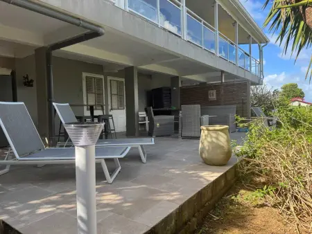 Location appartement à La Trinité, Studio charmant avec vue mer à Tartane, 22 m², terrasse.