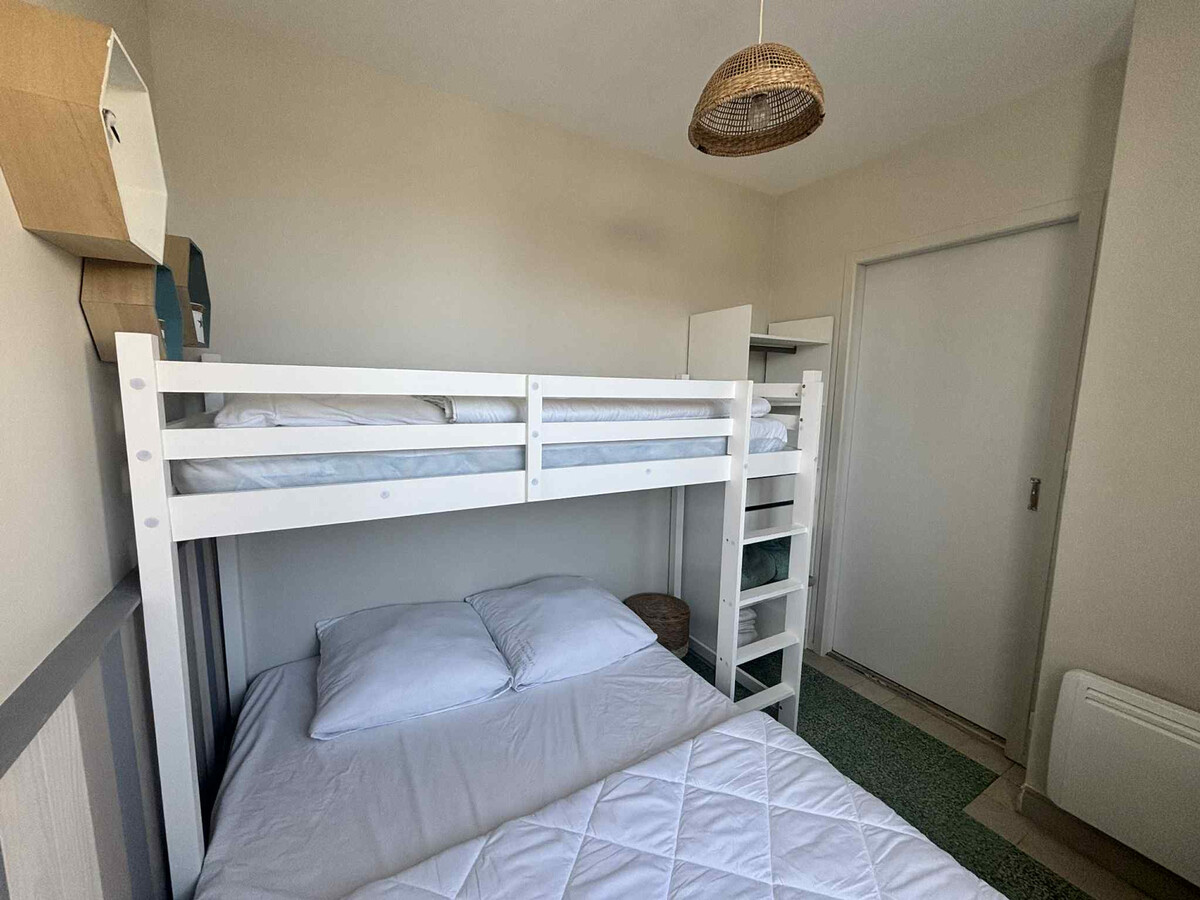 Maison rénovée 50m plage et centre, jardin clos - Photo 11