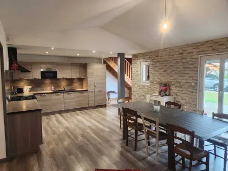 Maison avec piscine privée et cheminée à Arenthon, 10 personnes : photo 3