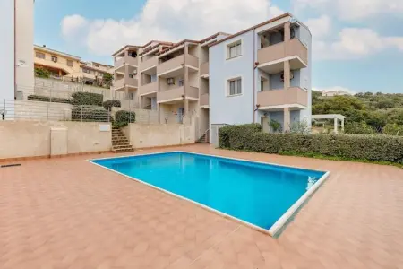 Location appartement à Badesi, Piscine collective et jardin privé
