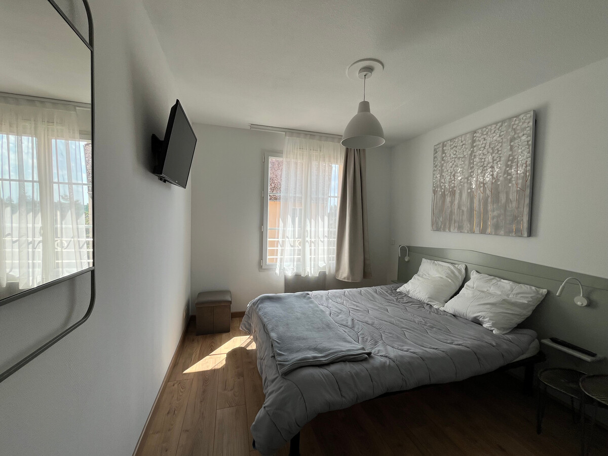 T3 rénové près des Thermes avec balcon et piscine - Photo 3