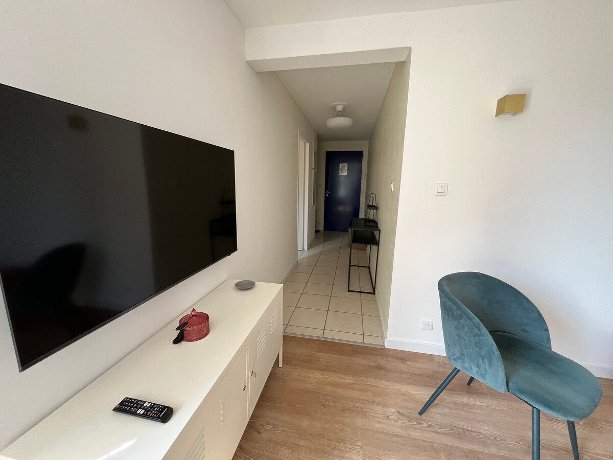 T3 rénové près des Thermes avec balcon et piscine - Photo 4