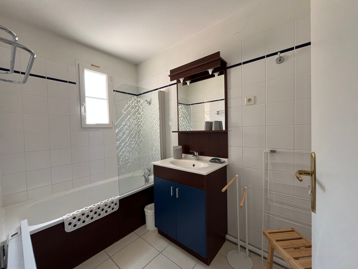 T3 rénové près des Thermes avec balcon et piscine - Photo 10