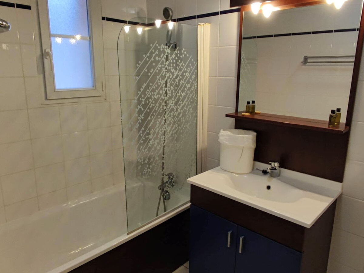 T3 rénové près des Thermes avec balcon et piscine - Photo 21