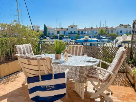 Location appartement à Port Grimaud, Appartement rénové avec terrasse et climatisation à Port Grimaud