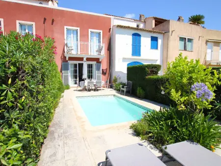 Location maison à Port Grimaud, Maison 4 chambres à Port Grimaud avec piscine et amarrage privé