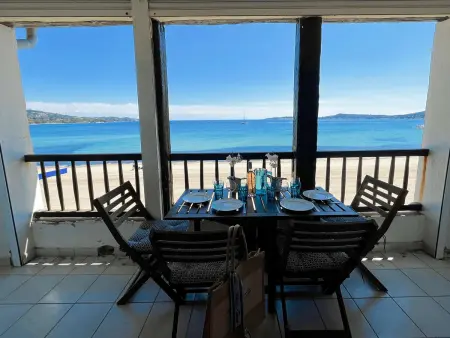 Appartement 4 pièces balcon vue golfe, plage directe : photo 2