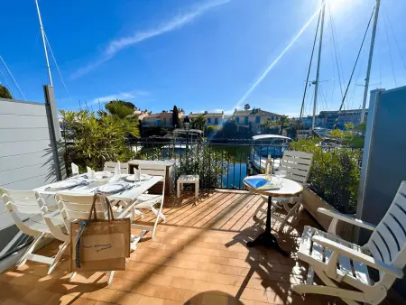 Location appartement à Port Grimaud, Duplex Climatisé avec Terrasses et Parking à Port Grimaud