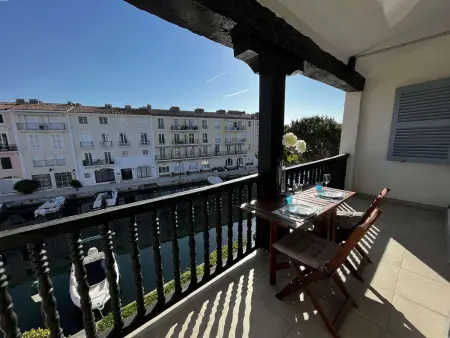 Location appartement à Port Grimaud, Appartement rénové 2 pièces climatisé avec parking, grand balcon à Port Grimaud