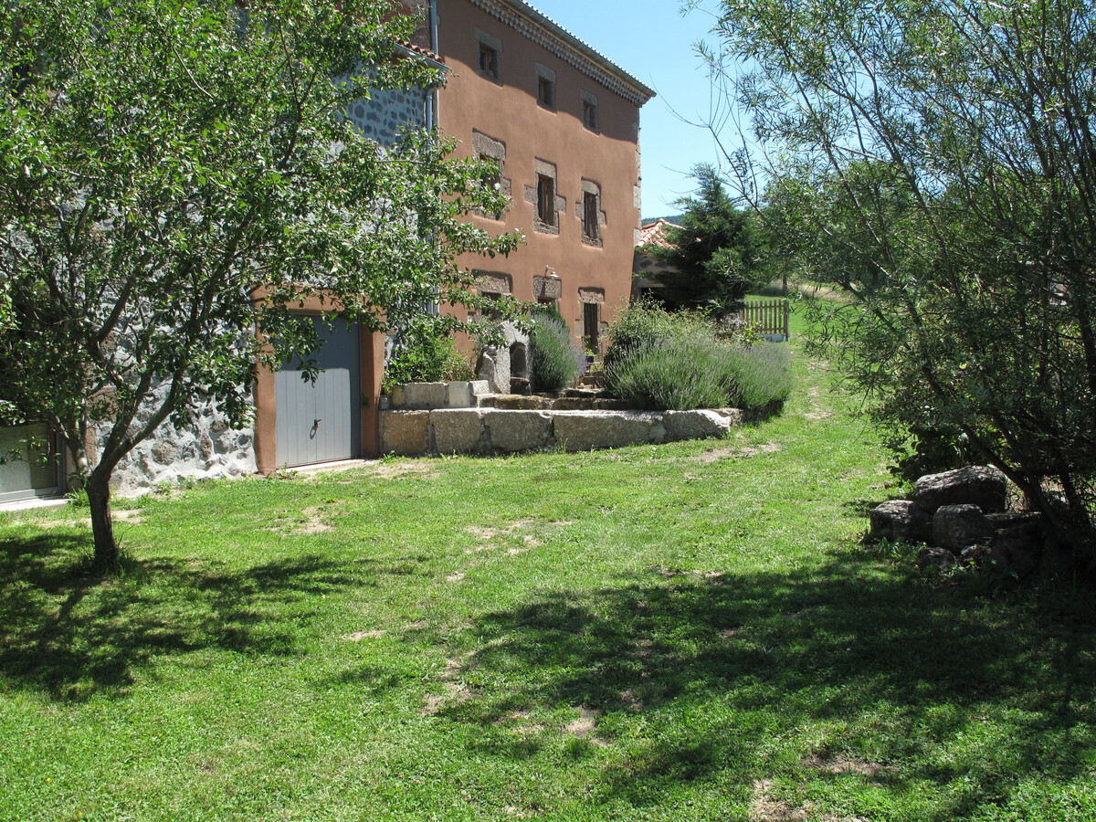 Gîte la Béraine à Saint-Bérain, ferme rénovée avec poêle à bois - Photo 1