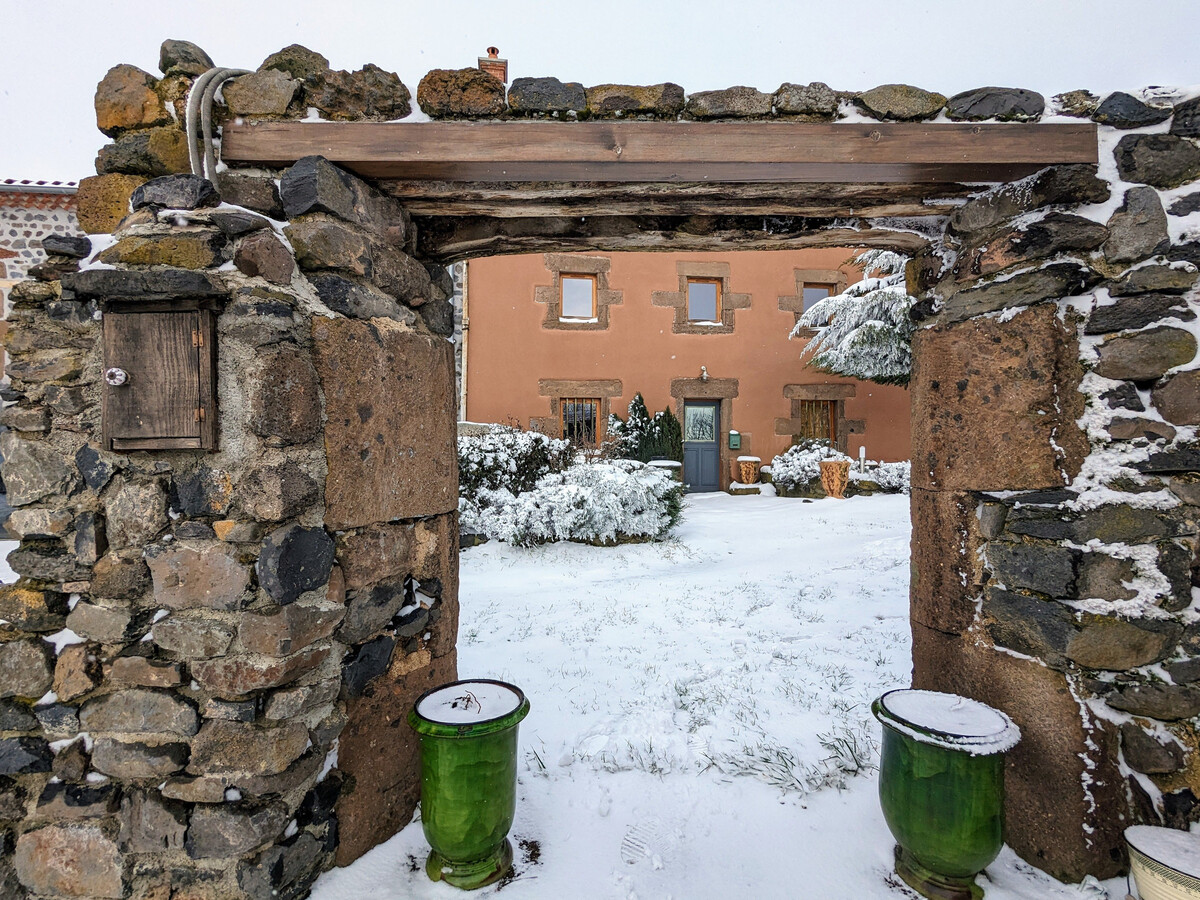 Gîte la Béraine à Saint-Bérain, ferme rénovée avec poêle à bois - Photo 6