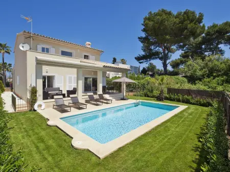 Location villa à Alcúdia, Villa neuve avec grand jardin et piscine à Alcúdia