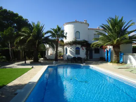 Location maison à Les Tres Cales, Grande maison familiale avec piscine, à 600m de la plage