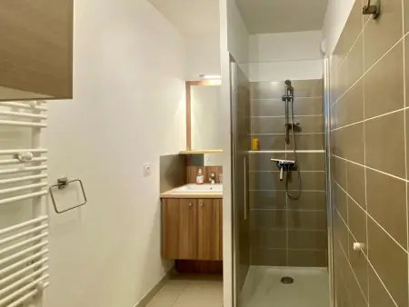 Appart 56 m² climatisé à Mèze, vue étang de Thau : photo 11