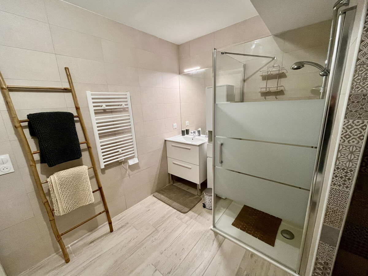 Appartement climatisé Cogolin, vue sur Grimaud - Photo 11