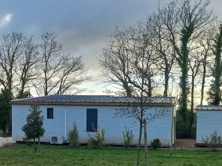 Location chalet à Marzan, Chalet Confortable avec Clim et Parc / 2 Chambres