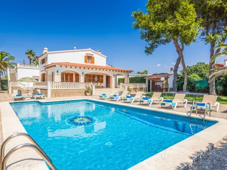 Location villa à Cala Blanca, Villa spacieuse avec piscine privée près de la mer à Cala Blanca