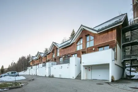 Location appartement à Les Déserts, Maison de montagne avec piscine chauffée et bain à