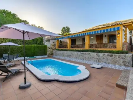 Location villa à Baena, Charming villa avec piscine privée à Baena – 221 m²