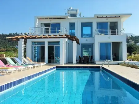 Location maison à Kyrenia, Ferienvilla mit Infinity Pool