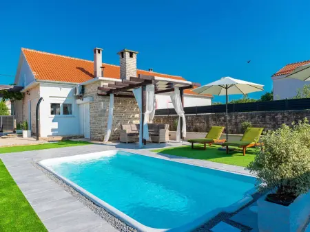 Maison Marcella à Pridraga avec piscine privée