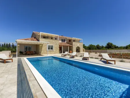 Villa Andamalu avec piscine chauffée à Nin