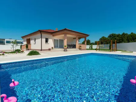 Villa First Hill avec piscine chauffée à Nin