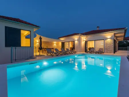 Villa Paloma à Debeljak – Maison 3 chambres avec piscine chauffée