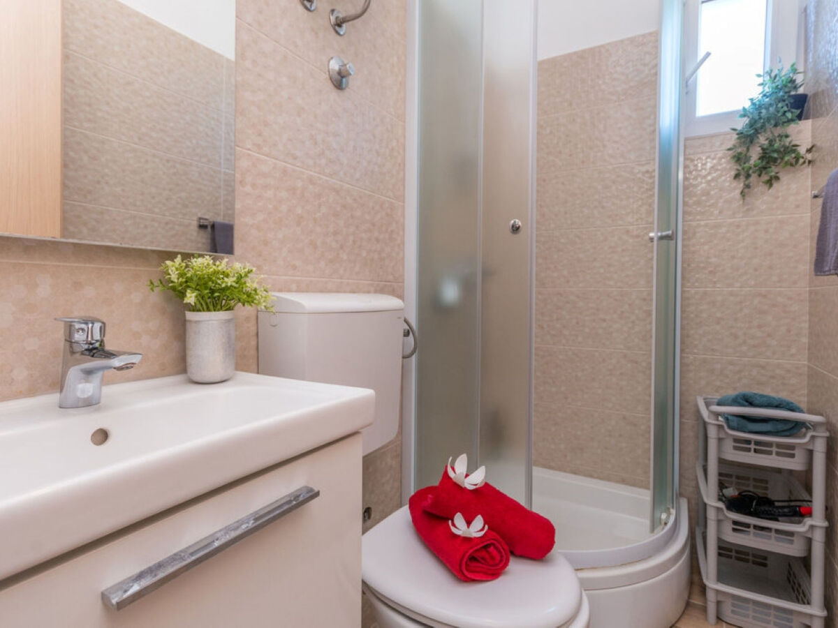 Maison Ema avec piscine privée à Biograd - Photo 17