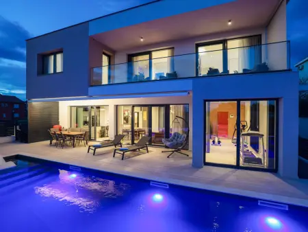 Villa Barbara – 4 chambres, piscine chauffée à Drage