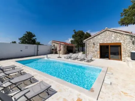 Villa Stone Marita, 4 chambres avec piscine à Budak